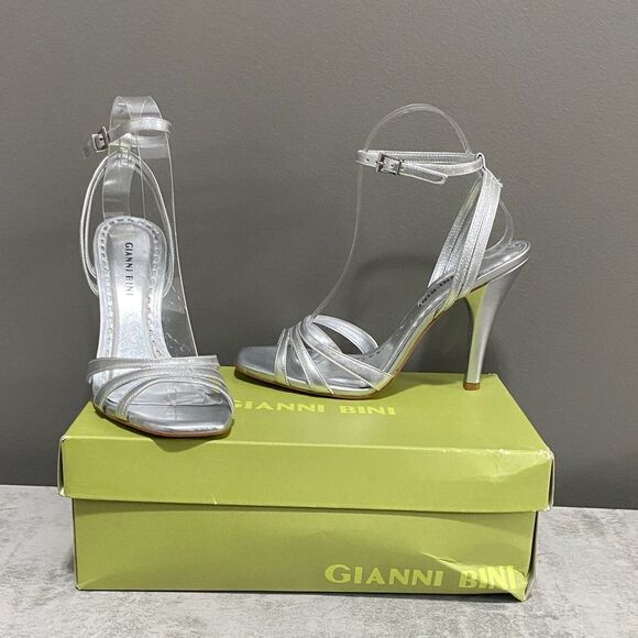 NWT Gianni Bini Metallic Silver Heels size 8 - Picture 1 of 16